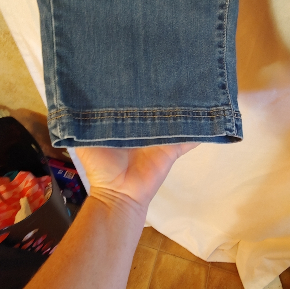 Levi's Medium Wash 2 Button Fly Denim Capris - Picture 3 of 8